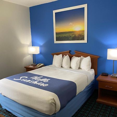 Days Inn & Suites By Wyndham Cambridge Dış mekan fotoğraf