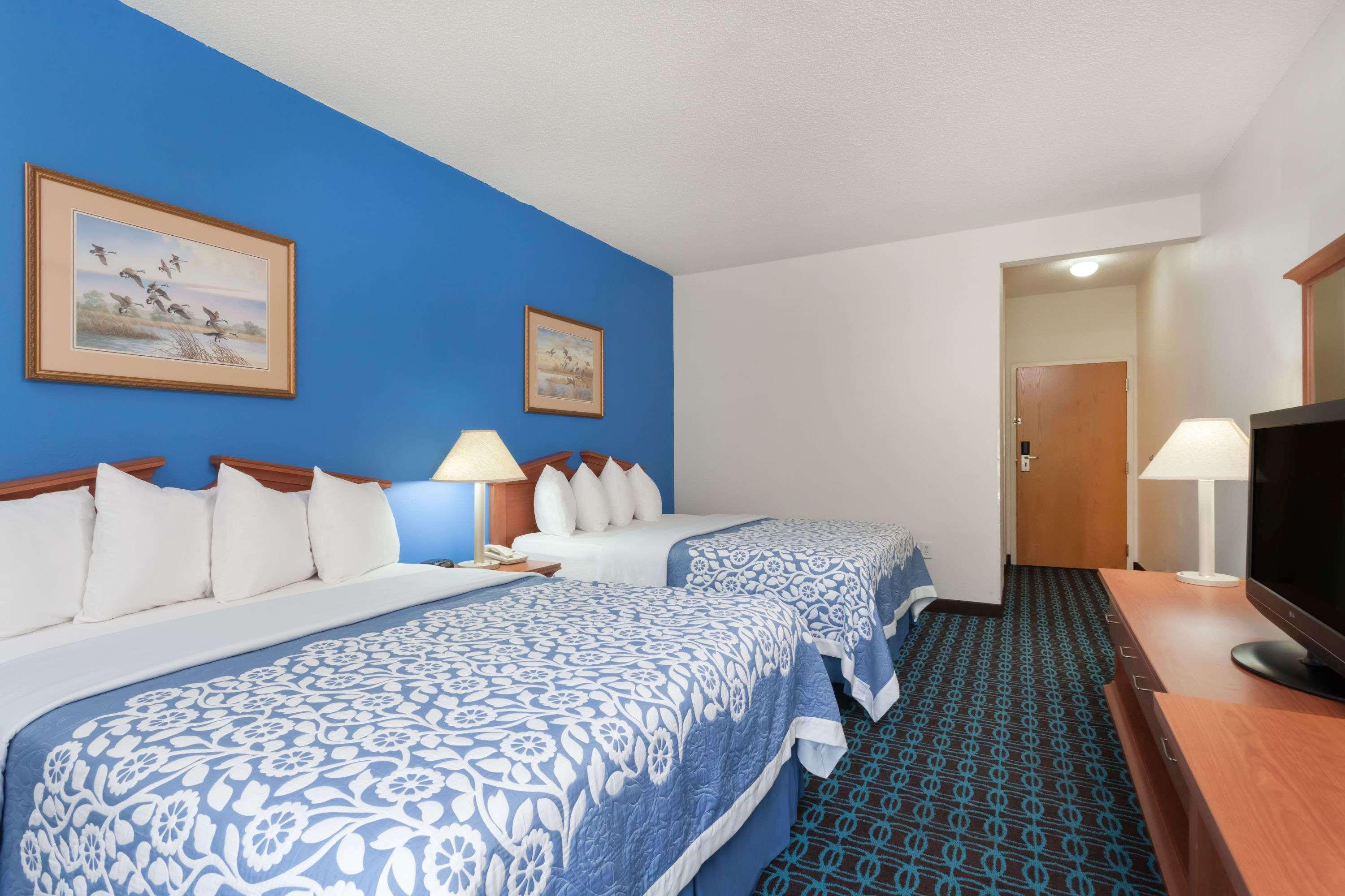 Days Inn & Suites By Wyndham Cambridge Dış mekan fotoğraf